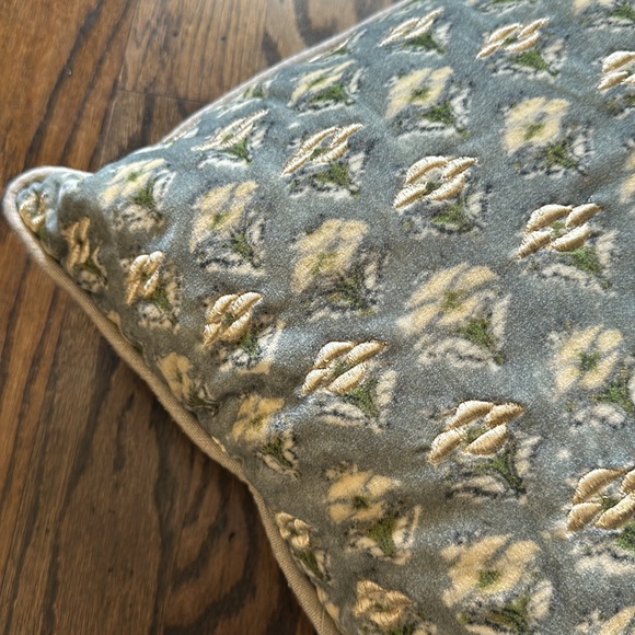Pottery Barn Emeryk embroidered velvet cotton & linen lumbar pillow 16x26 zip - Picture 4 of 9